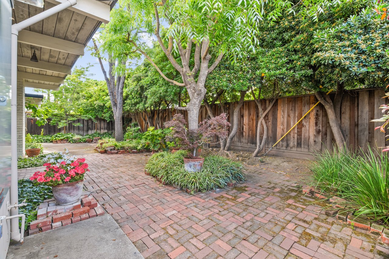 1736 Frobisher WAY