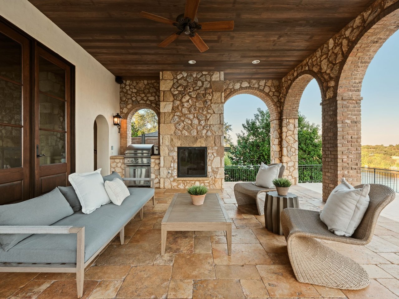 LAKESHORE HORIZON: WATERFRONT VILLA WITH LAKE & CITY VIEWS