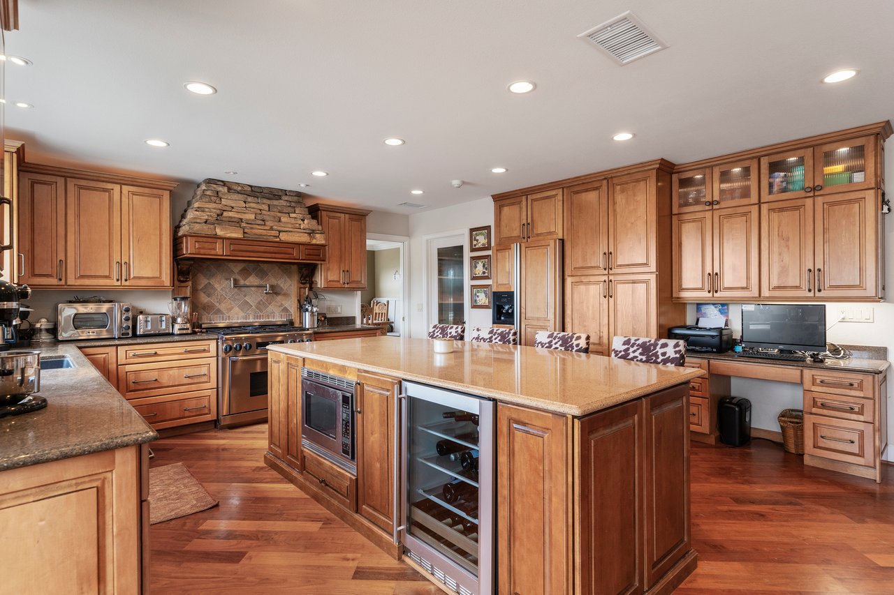 38405 Avenida La Cresta