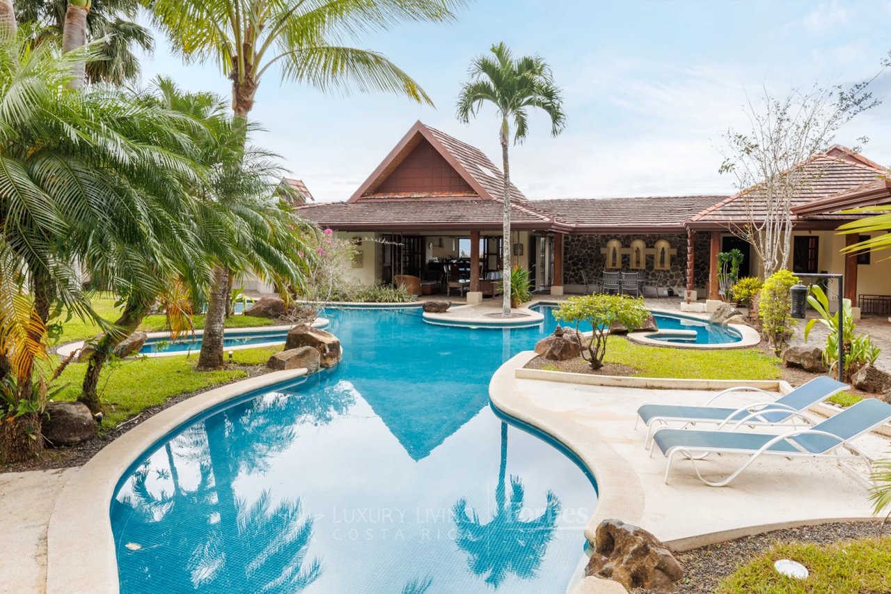 20875 - Villa Plumeria: Atenas, 3.8 Ha with Pool, Coffee Plantation & Views