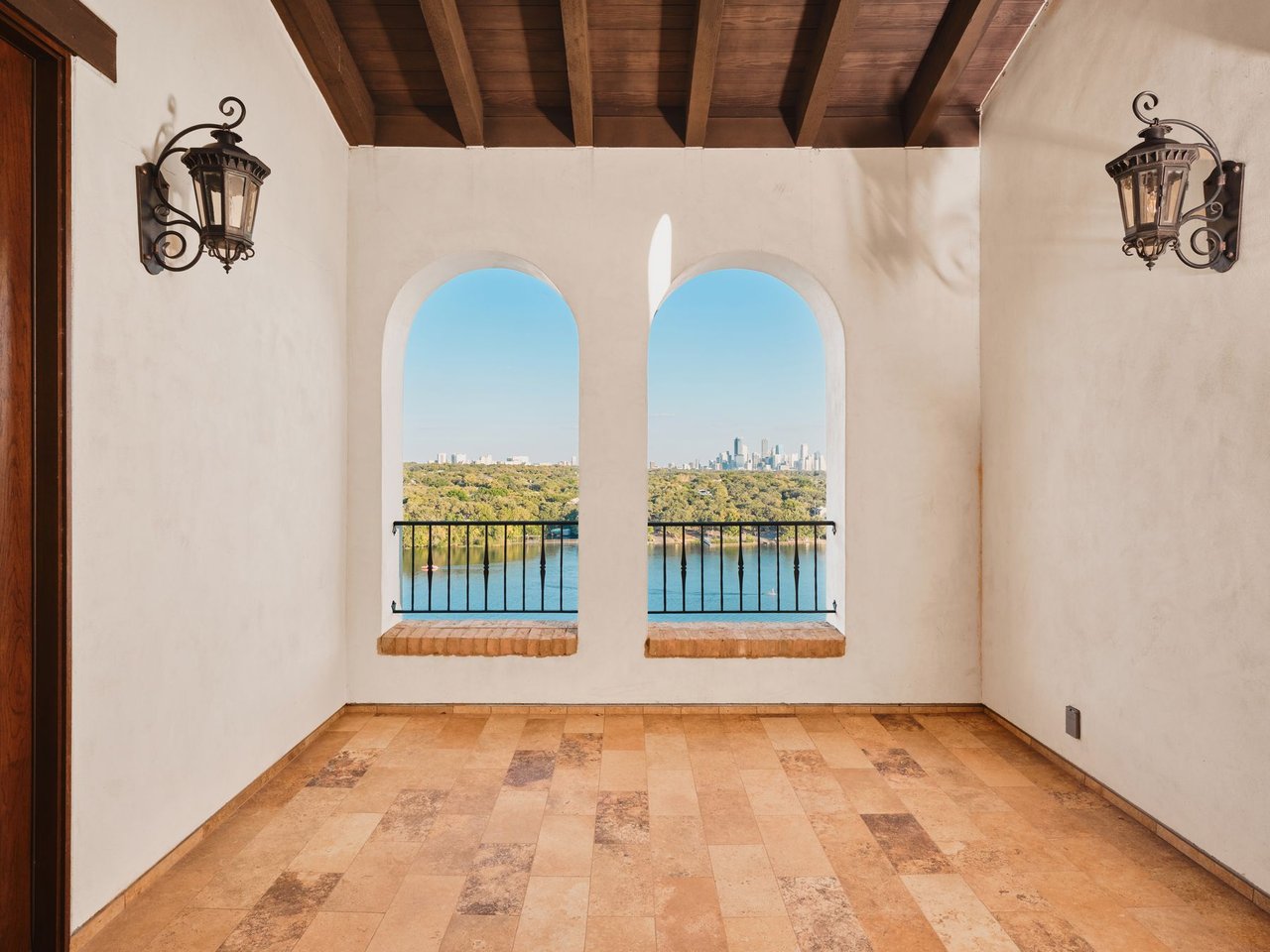 LAKESHORE HORIZON: WATERFRONT VILLA WITH LAKE & CITY VIEWS