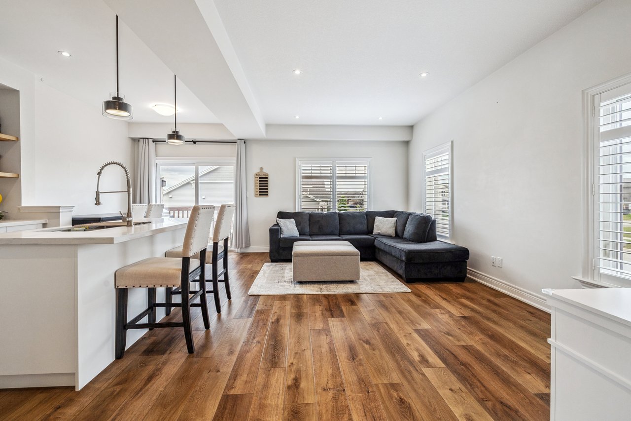 Beautifully updated END-UNIT townhome