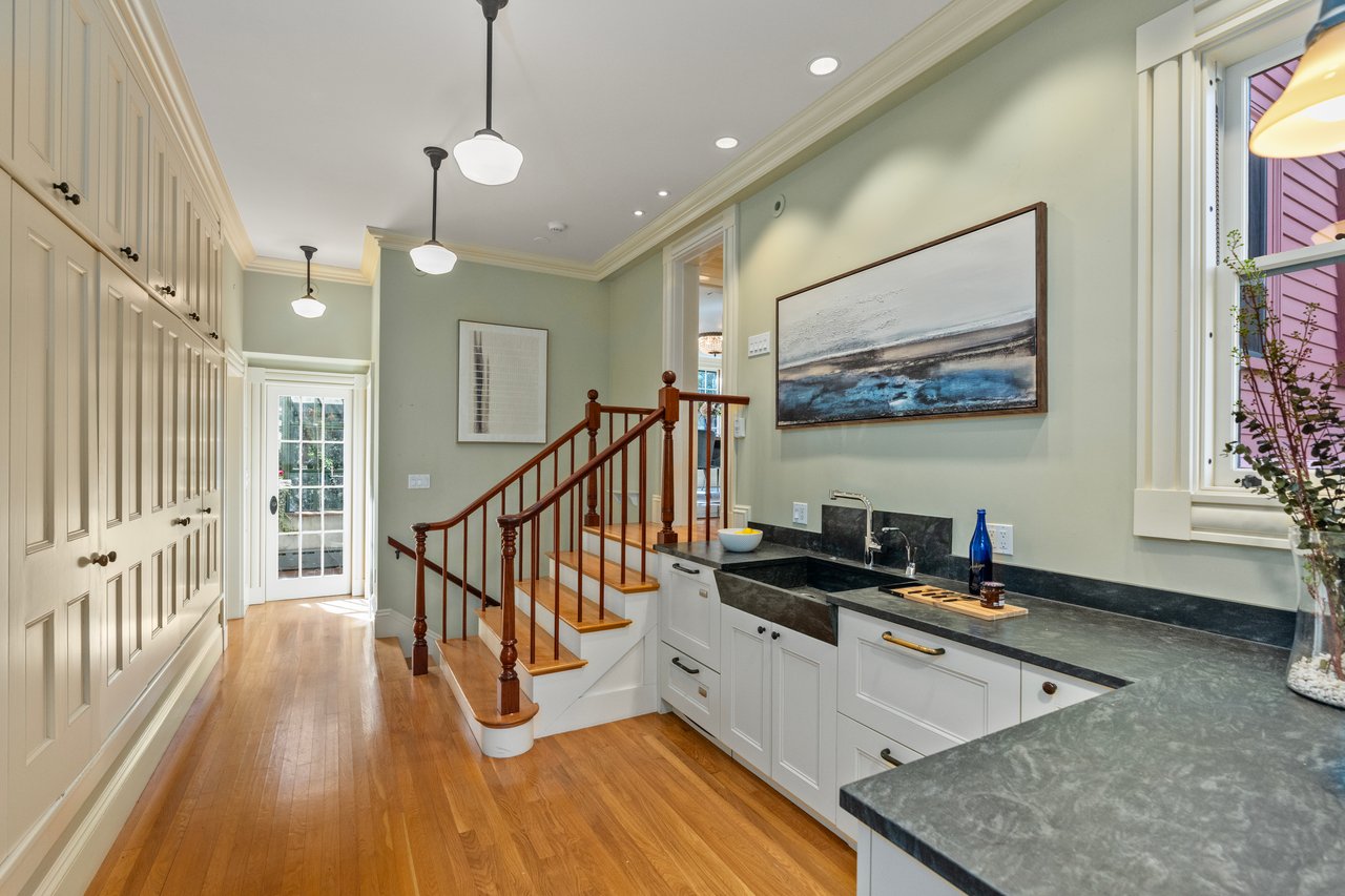  18 Ash Street, Cambridge, MA 02138