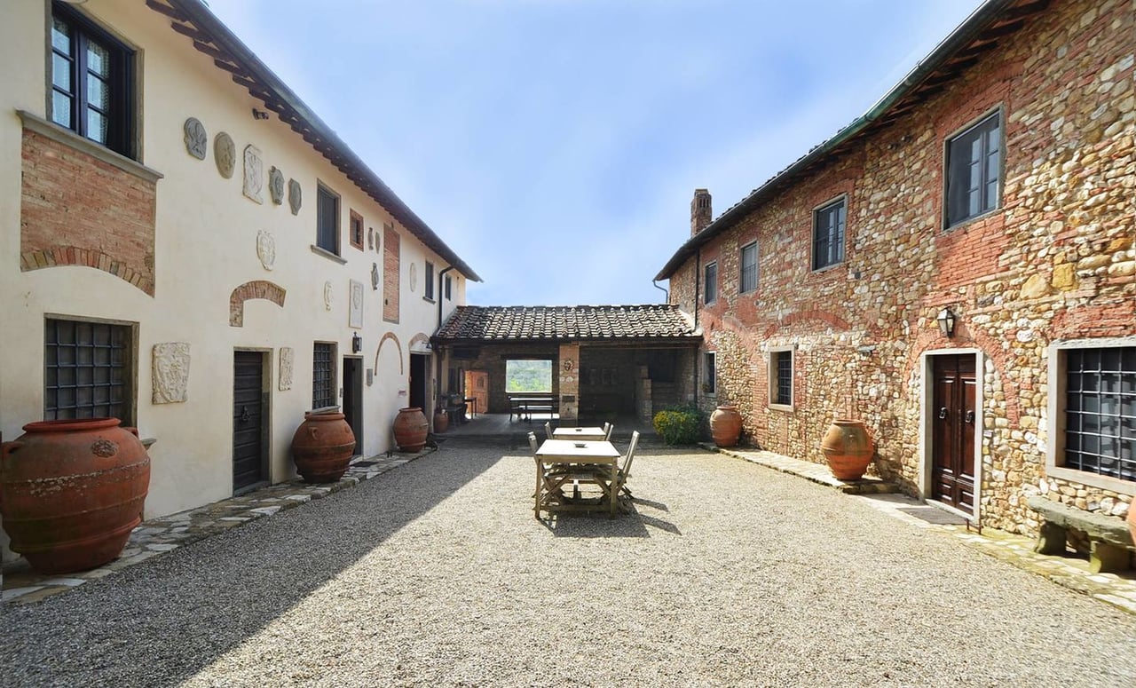 Prestigious and Historic Country House with Pool