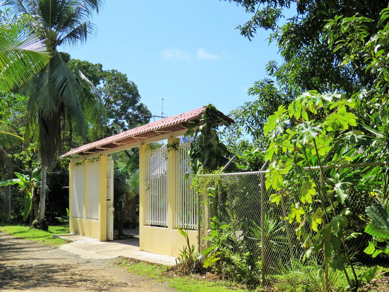 Fully equipped 4 Unit Apartment/Hotel complex 70 meters from the entrance to world-famous Marino Ballena National Park