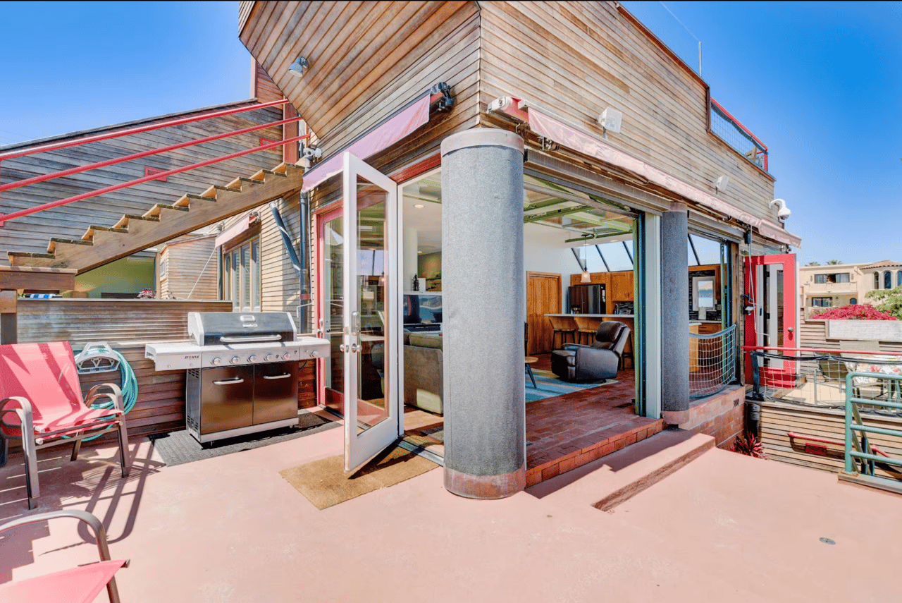 Stacked multi-unit residence on Sail Bay in Mission Beach, San Diego, designed by Rob Wellington Quigley