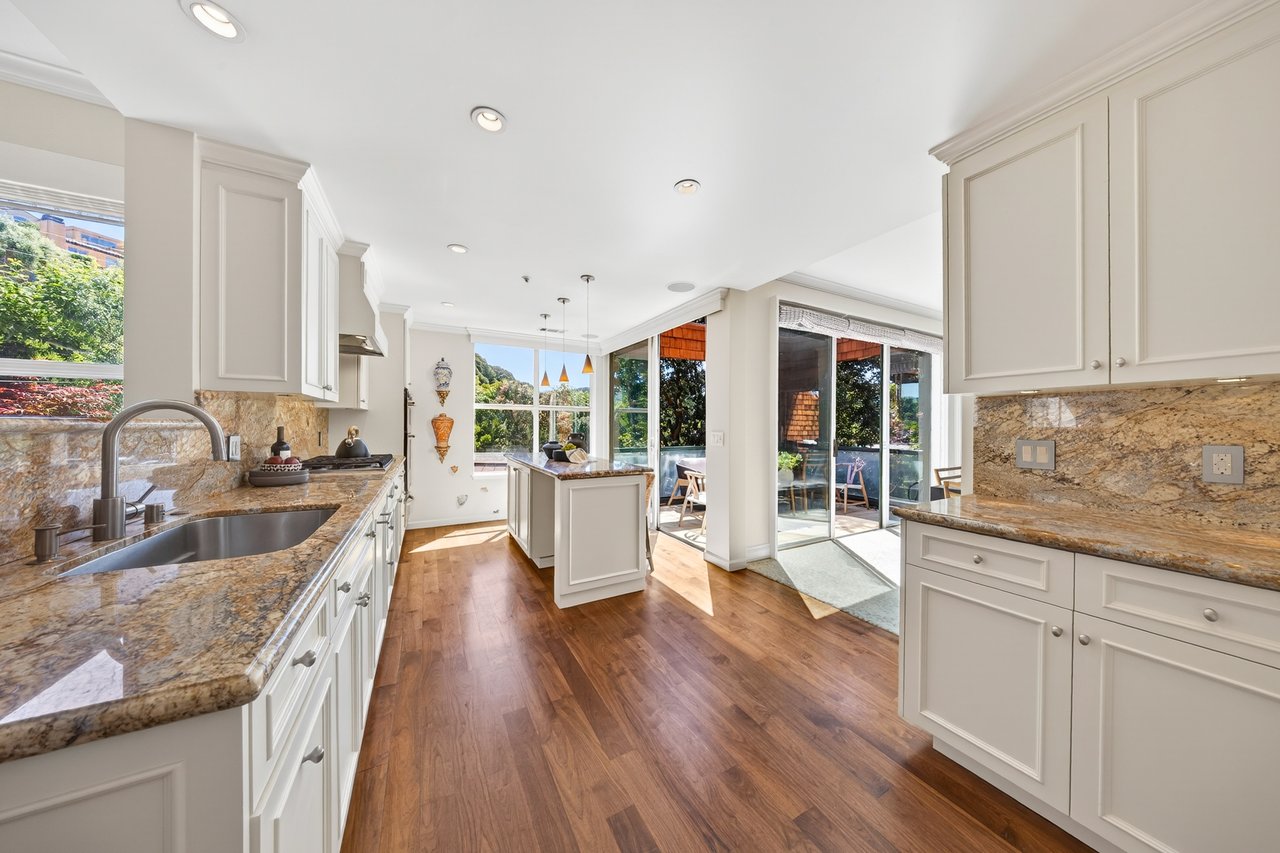 Luxurious End Unit in Point Tiburon