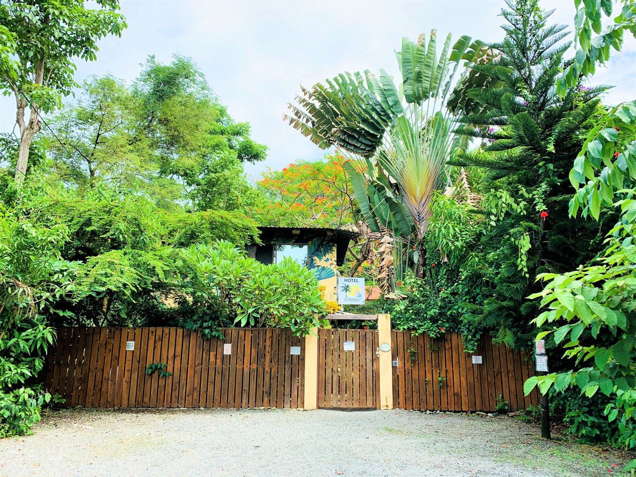 Steps to the beach 14 bedroom Dominical Hotel