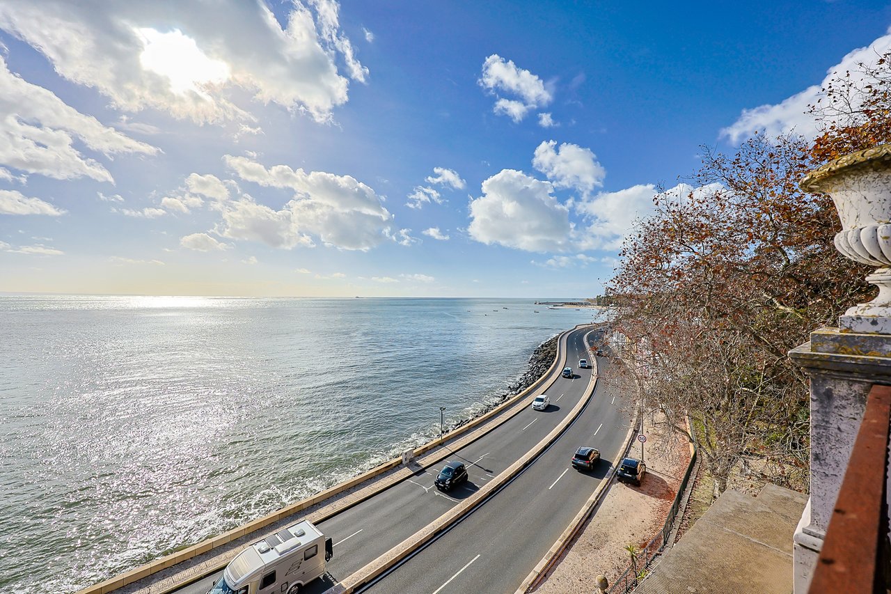 Quinta do Relógio: Historic 19th-Century Waterfront Palacete in Paço de Arcos, Oeiras