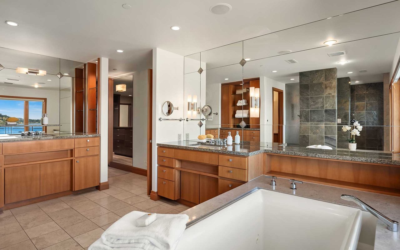 Northwest Contemporary Style on Mercer Island’s Cherished North End