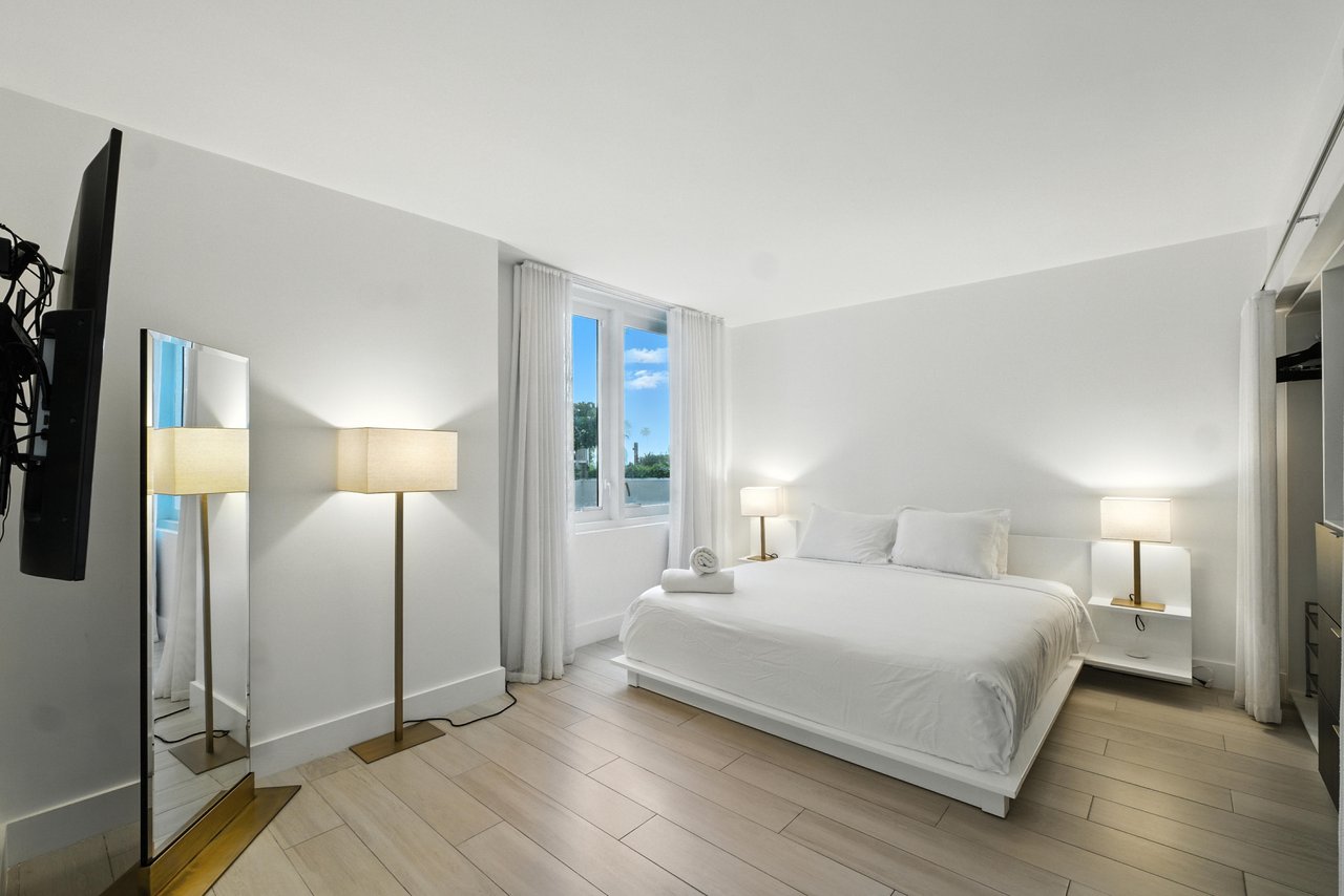 2301 Collins Ave #318  
