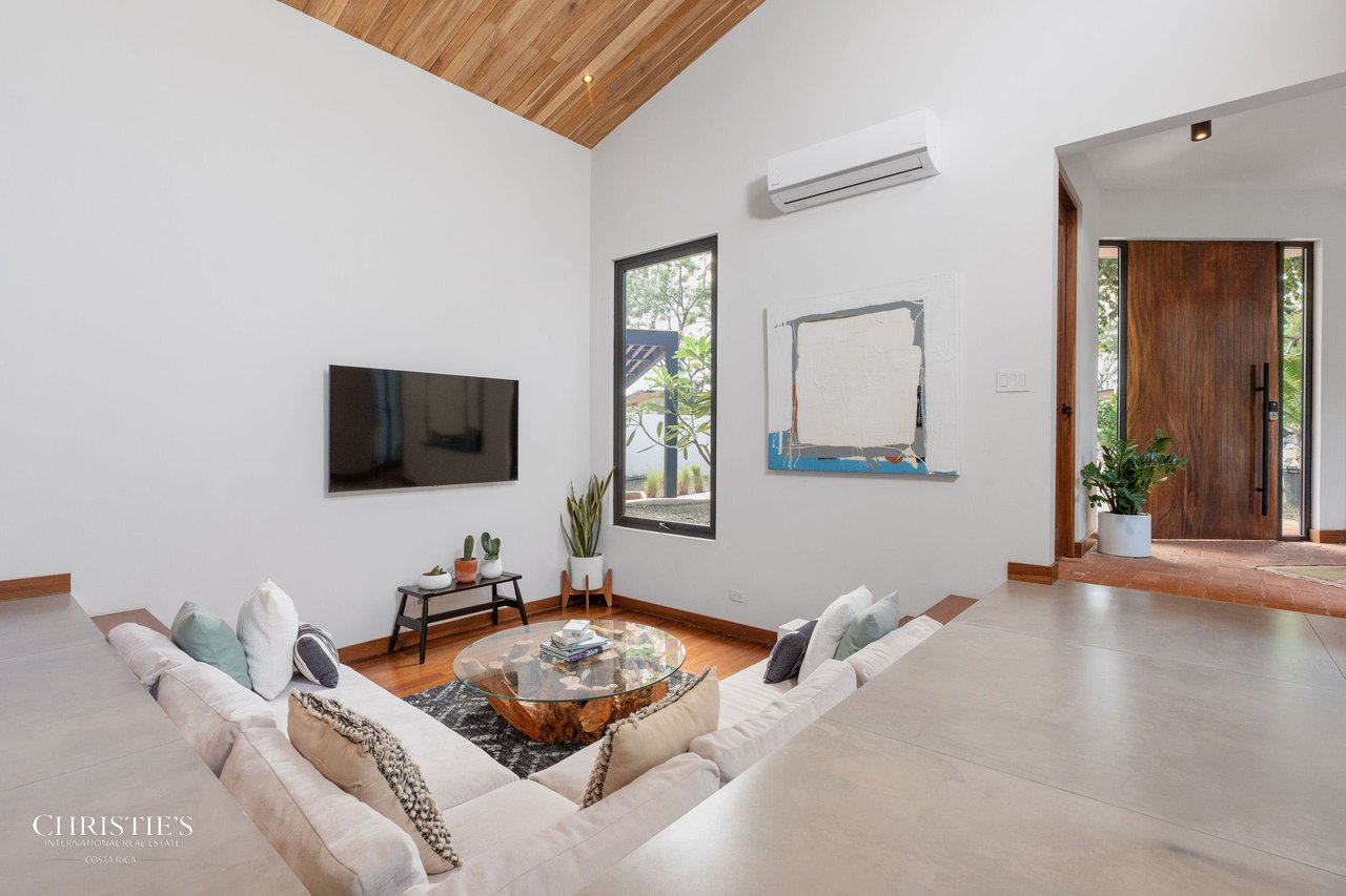 Casa Lola – Contemporary Beachside Oasis in Playa Grande