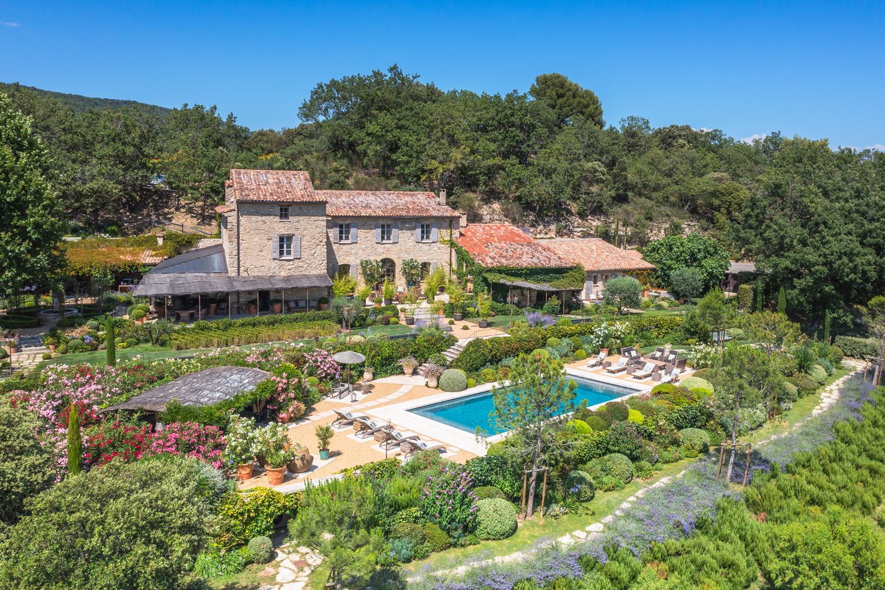 an exeptional domain of over 100 hectares in a dream location 