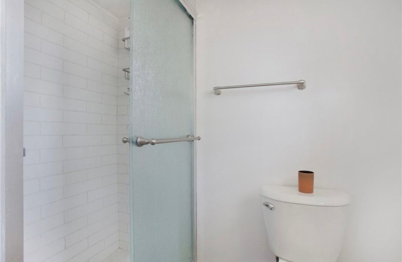 1731–1733 S New England St