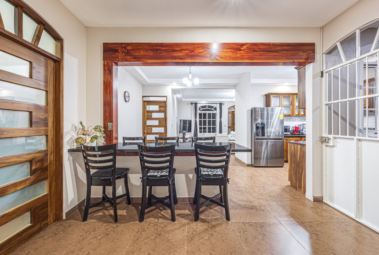 EXCEPTIONAL 5-BEDROOM RESIDENCE– PRIME LOCATION & VERSATILE LAYOUT