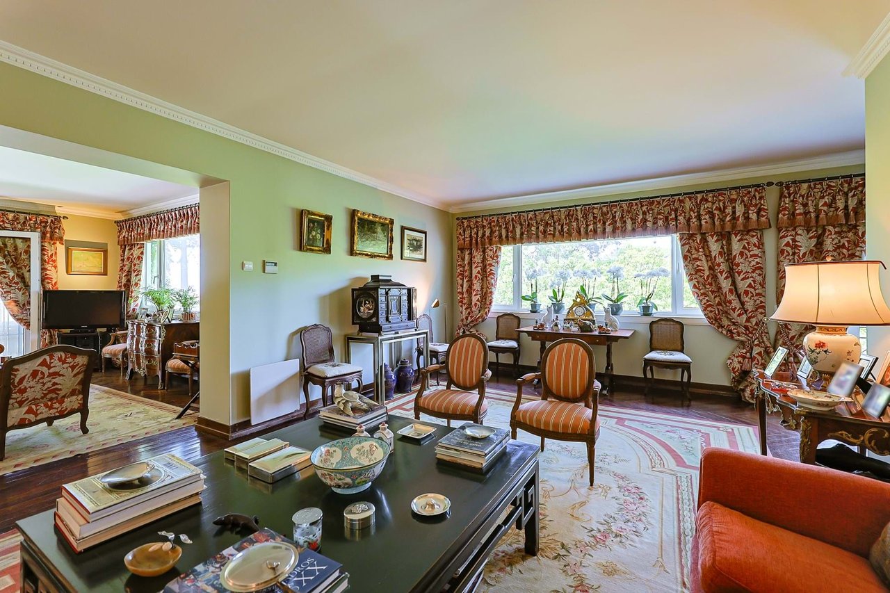 Elegant 10-Bedroom Villa with Sea Views in the Heart of Estoril