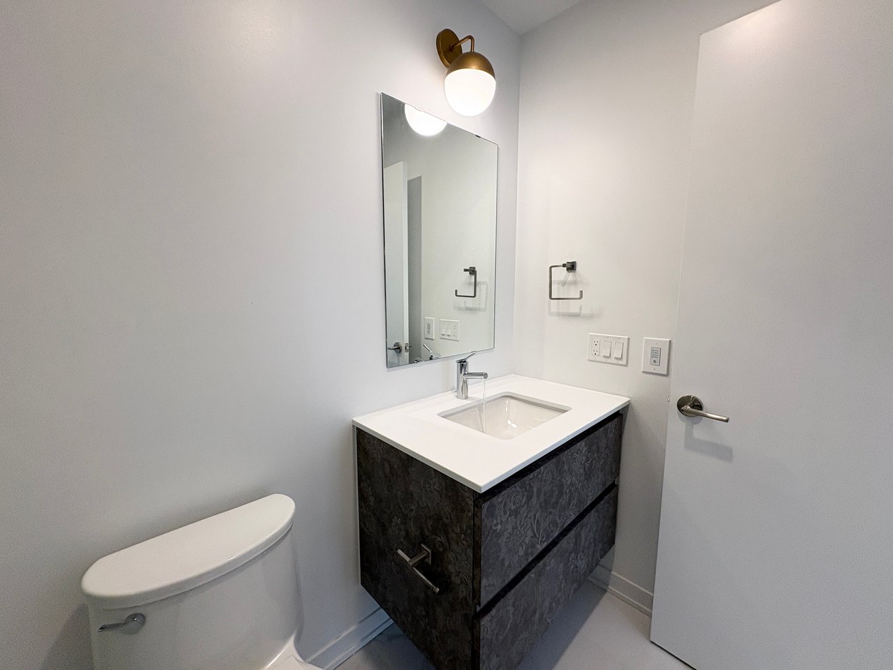 395 Dundas Street W Unit: 223