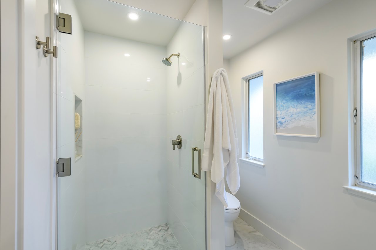 Refined Single-Level Waterfront Retreat