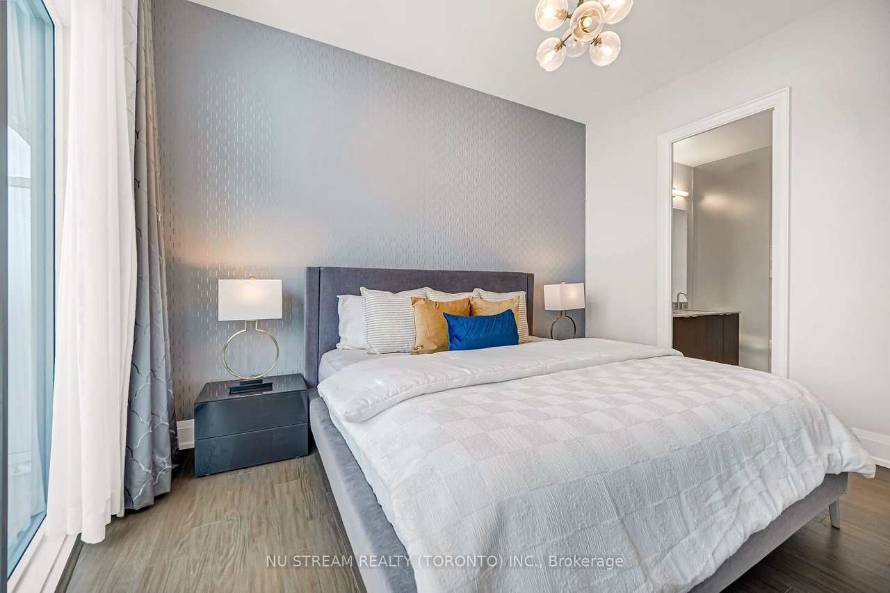 ICONIC LIVING AT 100 HARBOUR ST