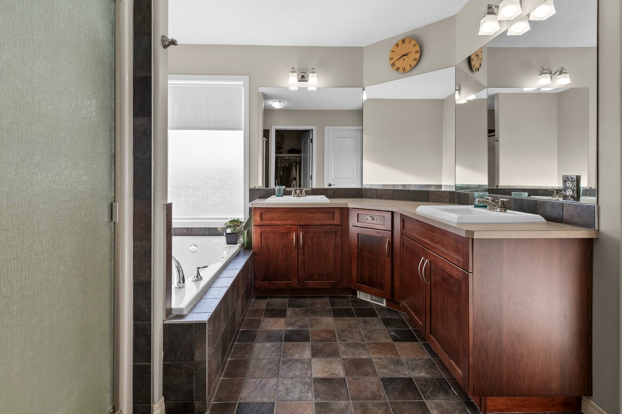 98 Tuscany Ravine Close NW