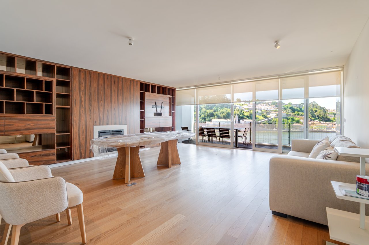 Sophisticated Three-Bedroom Apartment in Porto