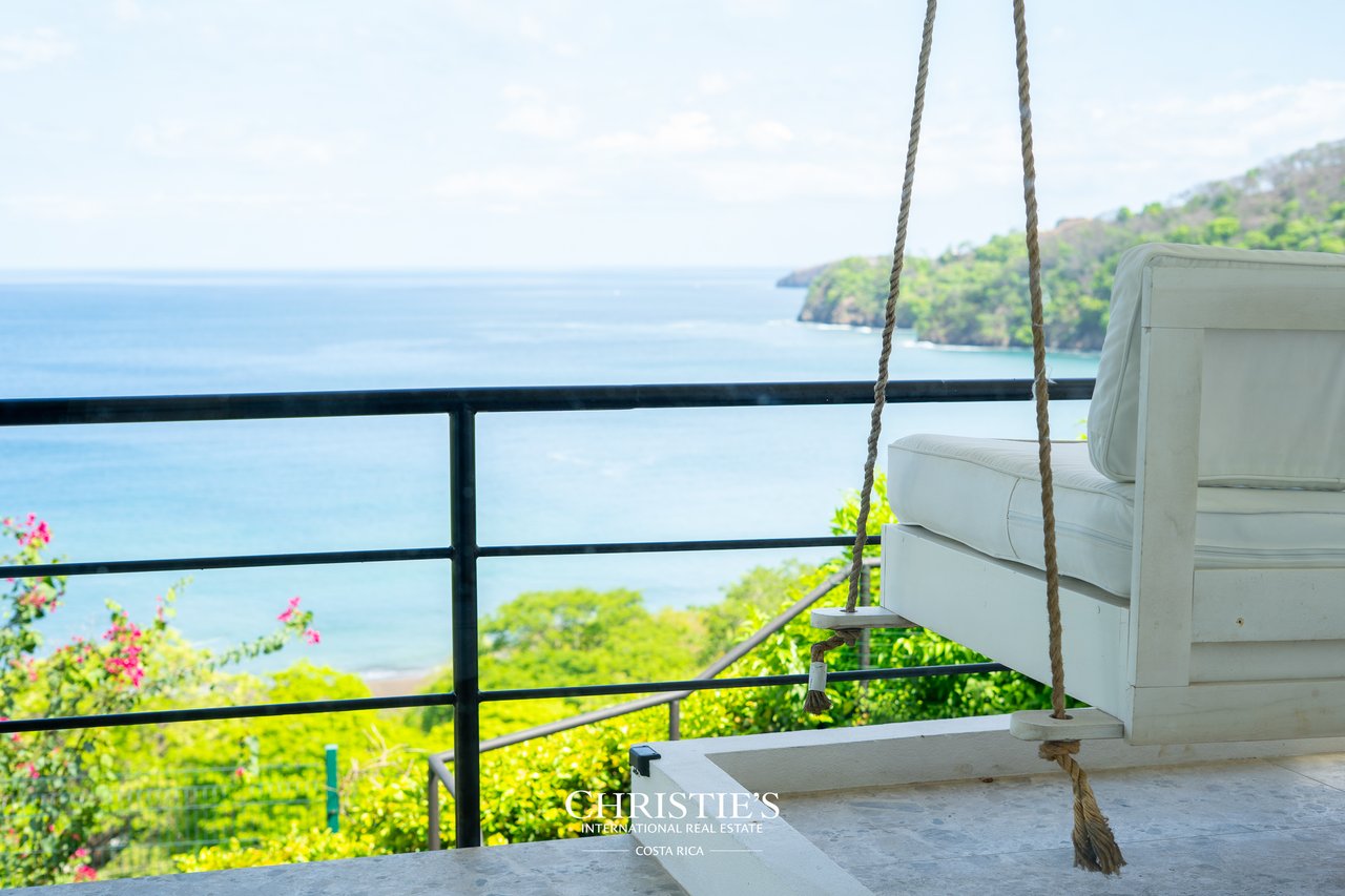 Casa Holmes: Award-Winning Glass House with Ocean Views