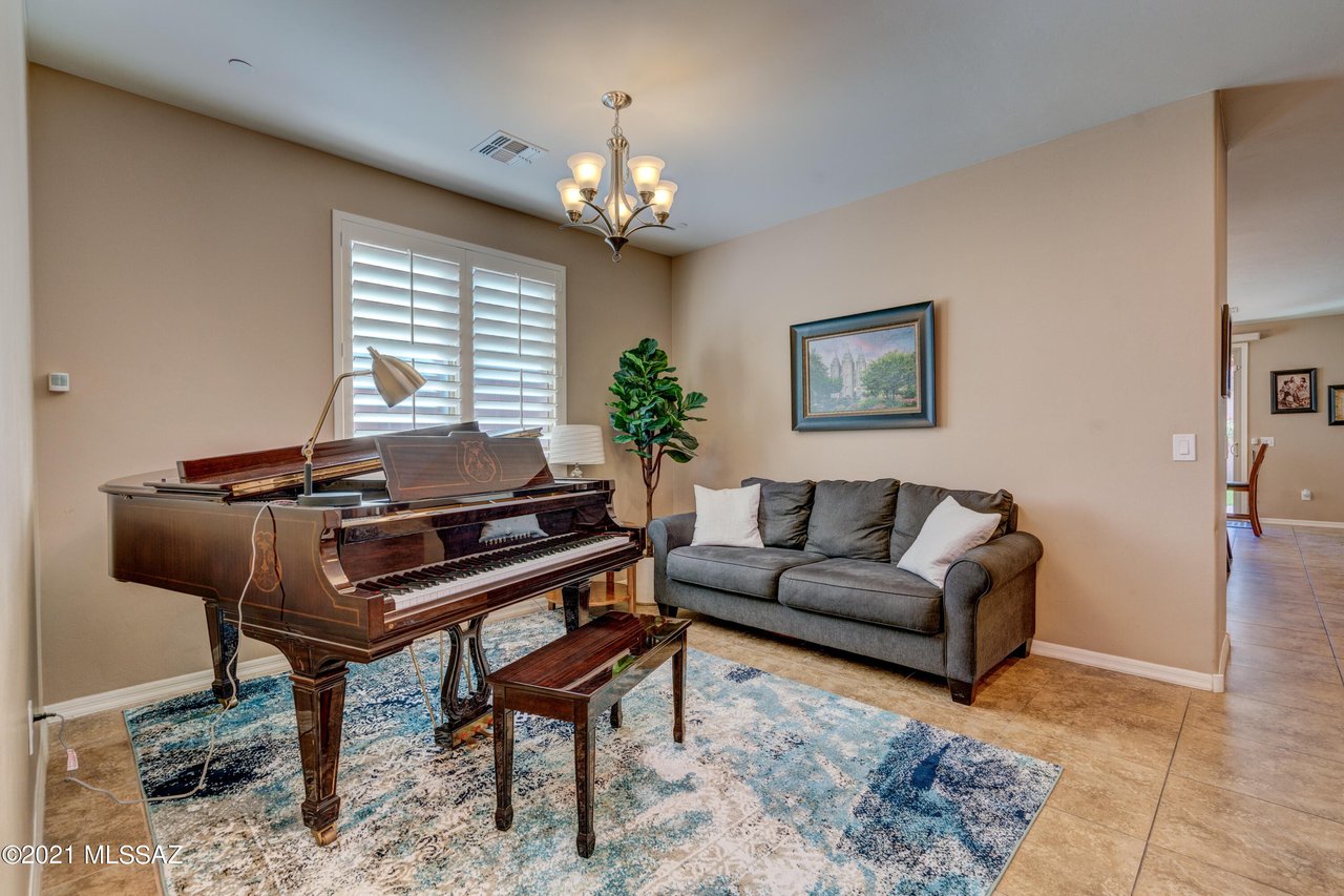 1079 W Garden Grove Dr