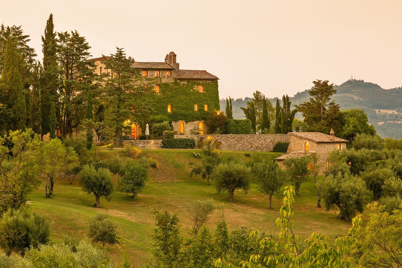 Wide Estate Composed of Houses and Amenities