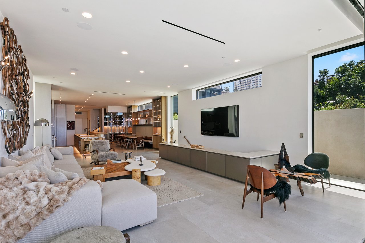 938 Palisades Beach Rd