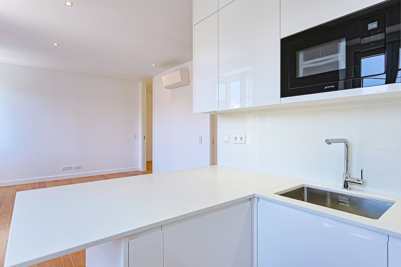 Elegant New T2 Apartment with Two Suites in Monte Estoril