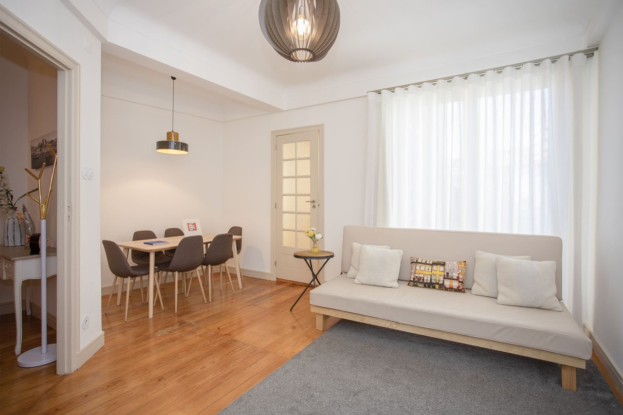 Elegant 3-Bedroom Apartment with AL License and Terrace in Central Porto