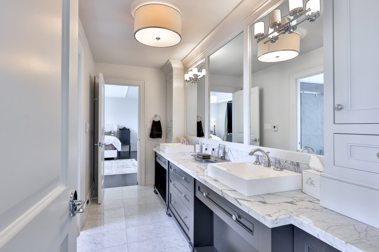 1497 Lakeshore Road W
