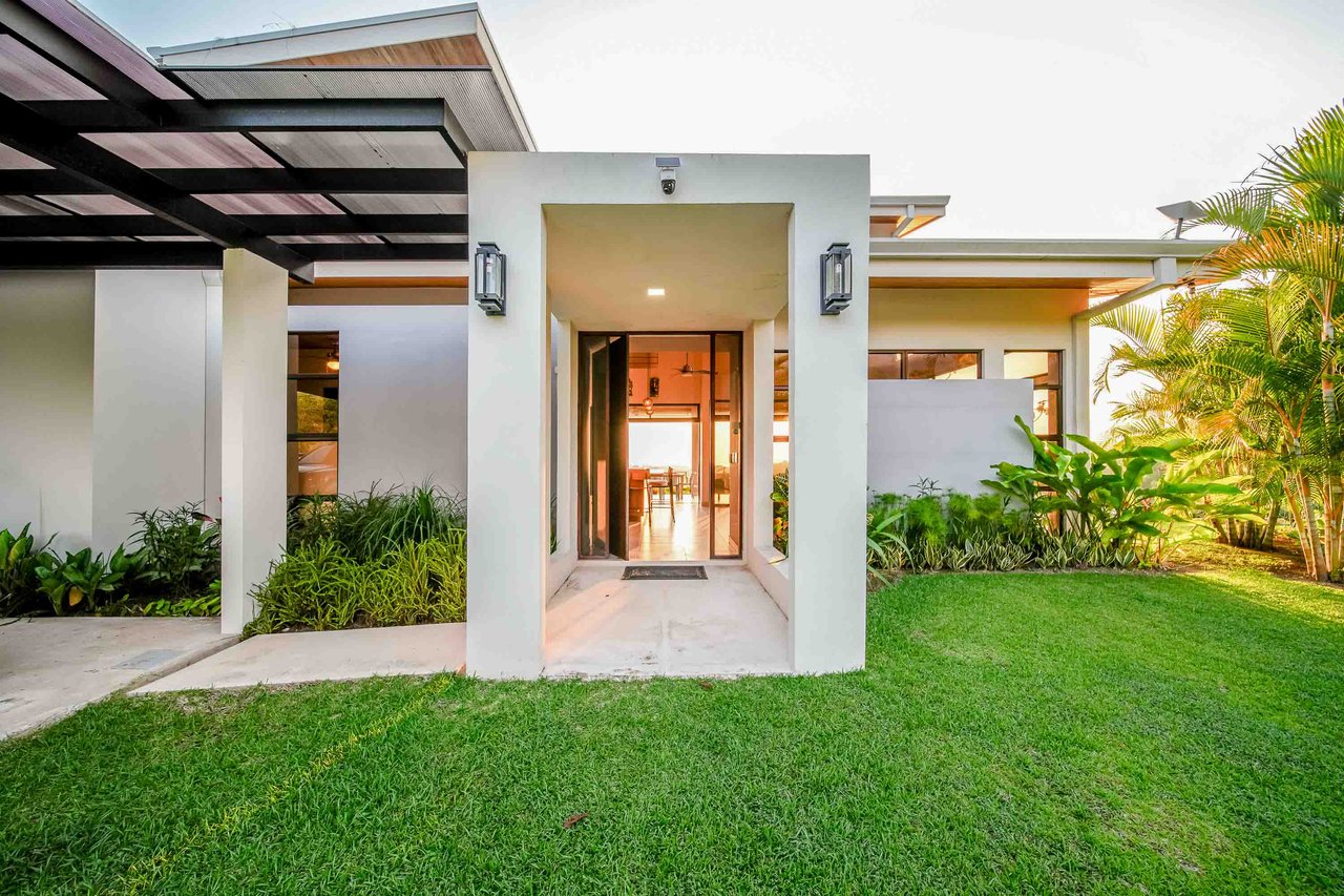 Guest House and Infinity Pool Ocean View Luxury Estate