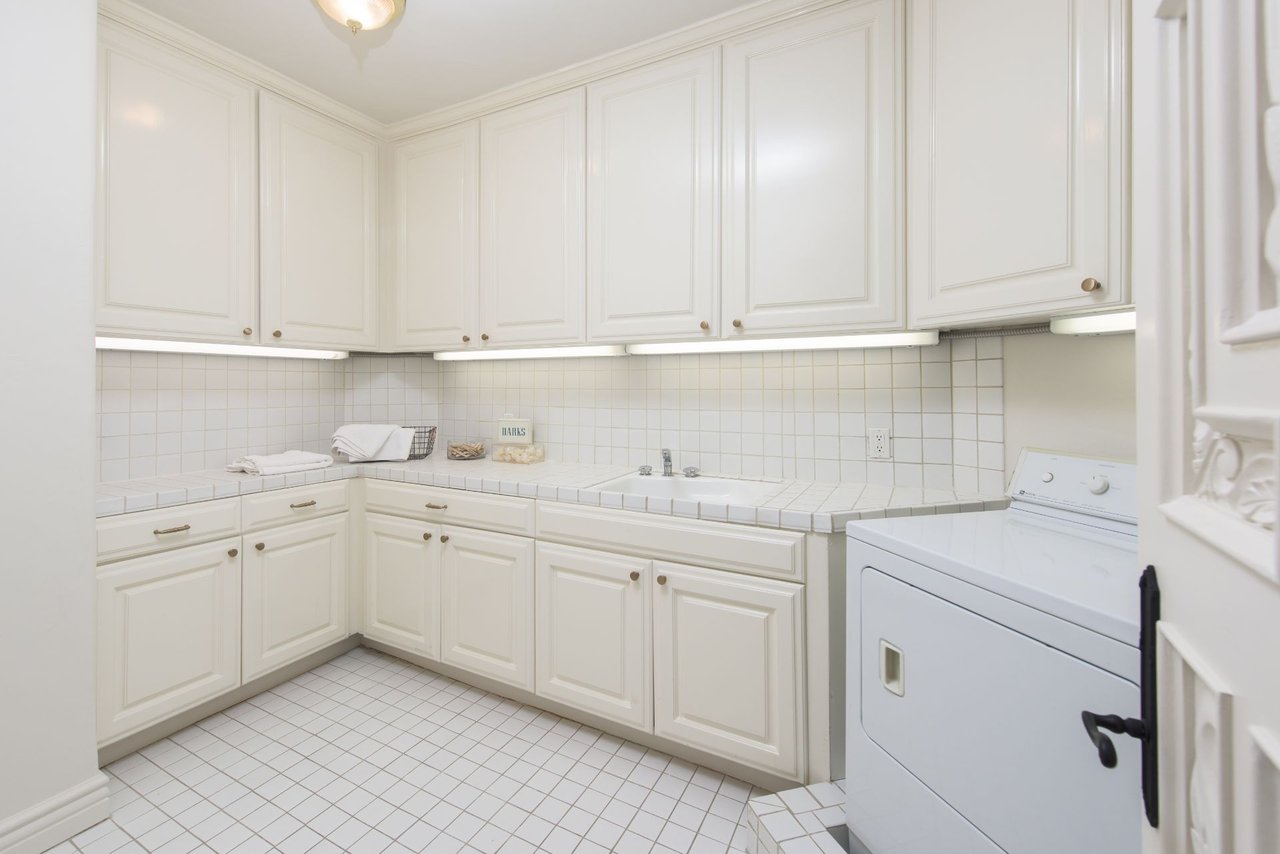 1275 Benedict Canyon Dr