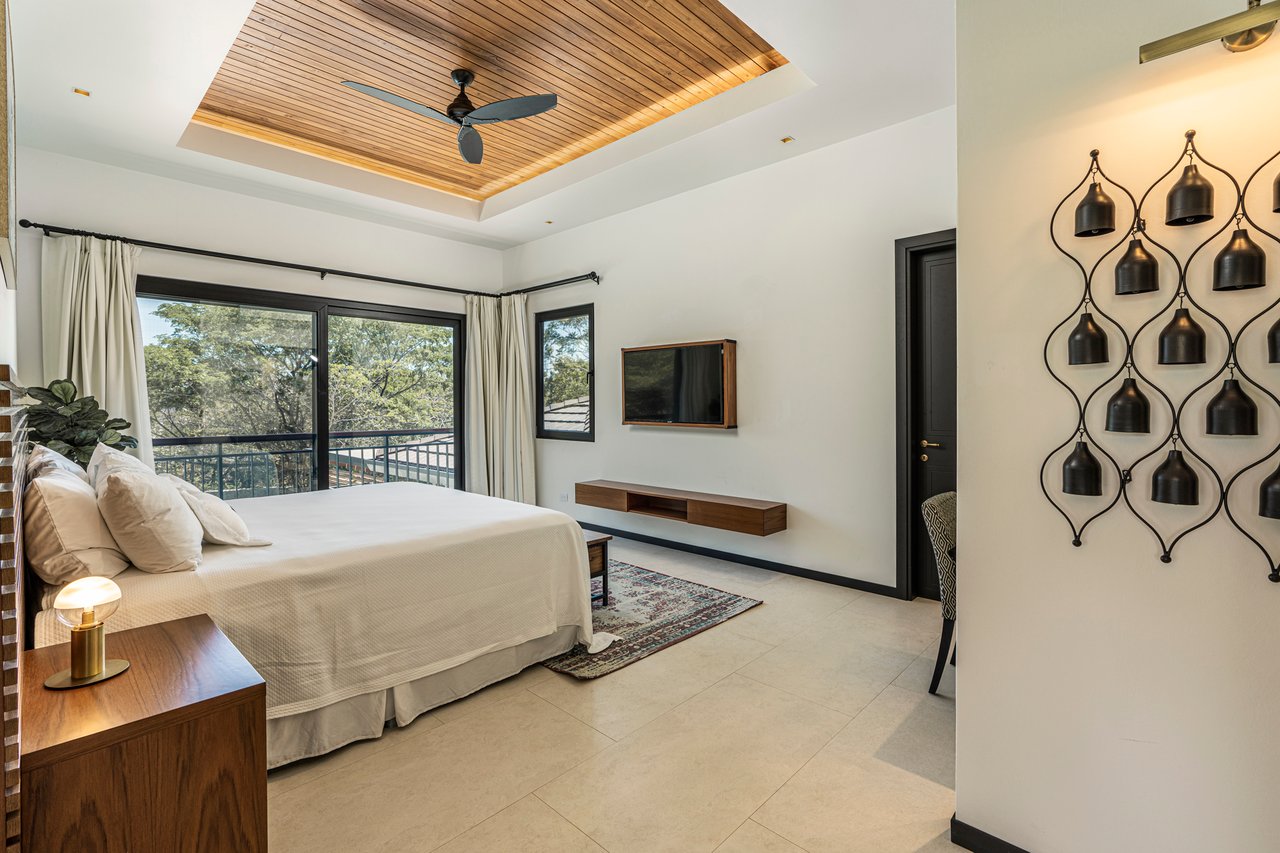 Villa Solana: Modern Luxury Steps from Playa Mansita in Hacienda Pinilla