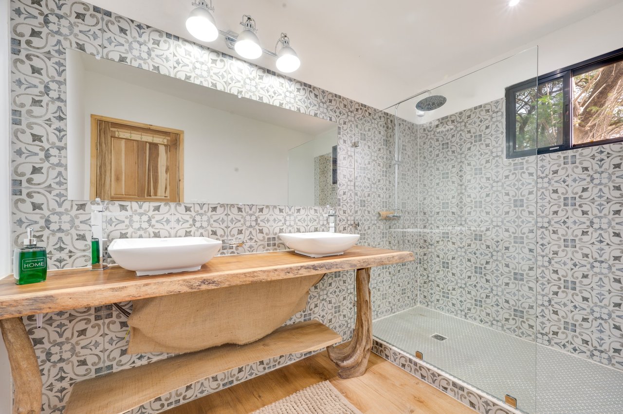 V-Jungla Cecile Refundores | Spacious Modern Villa with Pool, Guest House & Tropical Garden Near Tamarindo Beach