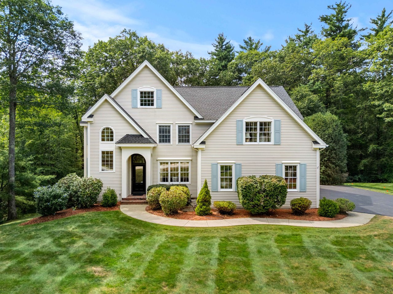 53 Essex Rd, Bedford NH