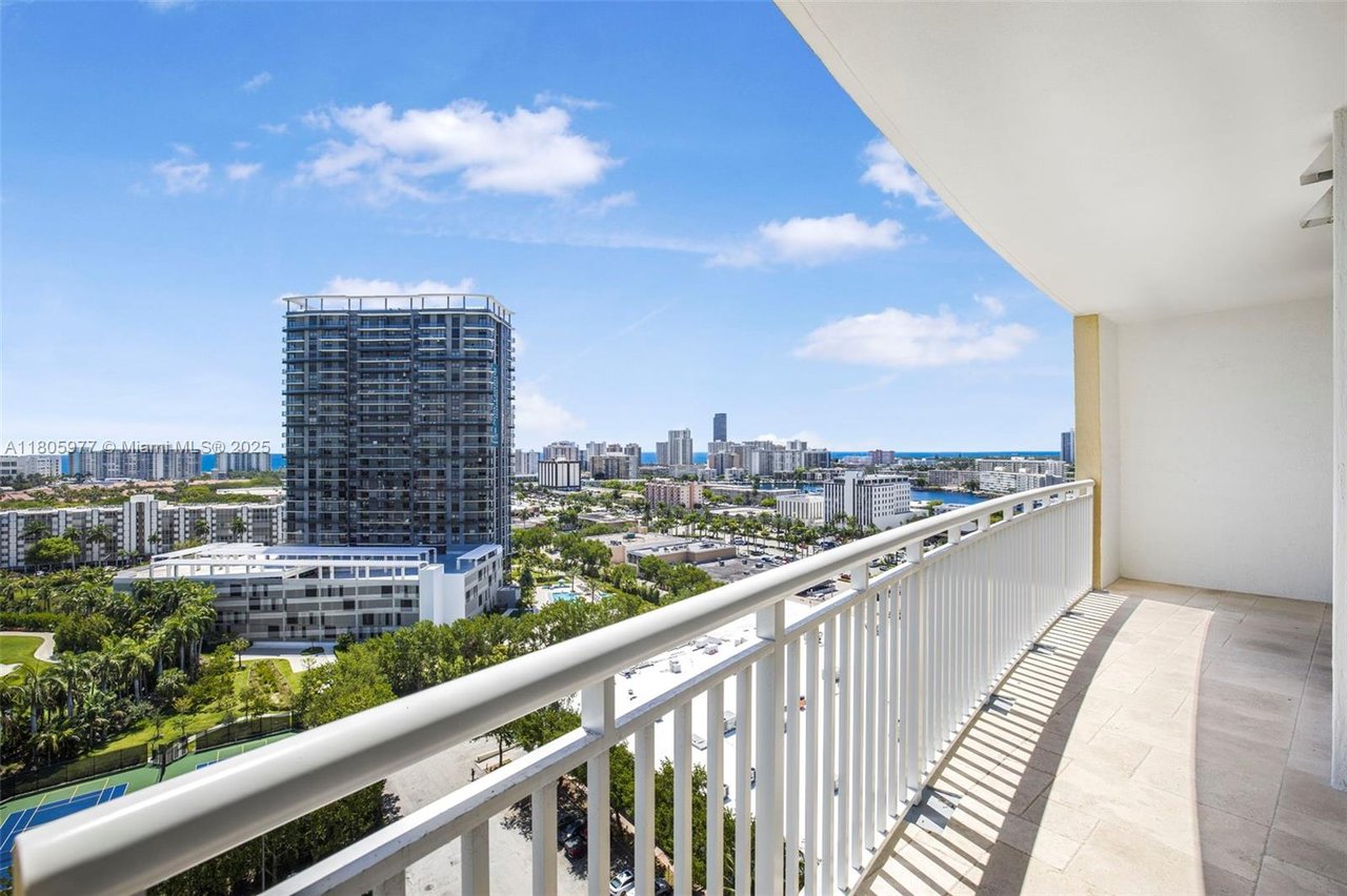 Duo Condominium East, Unit 1604E