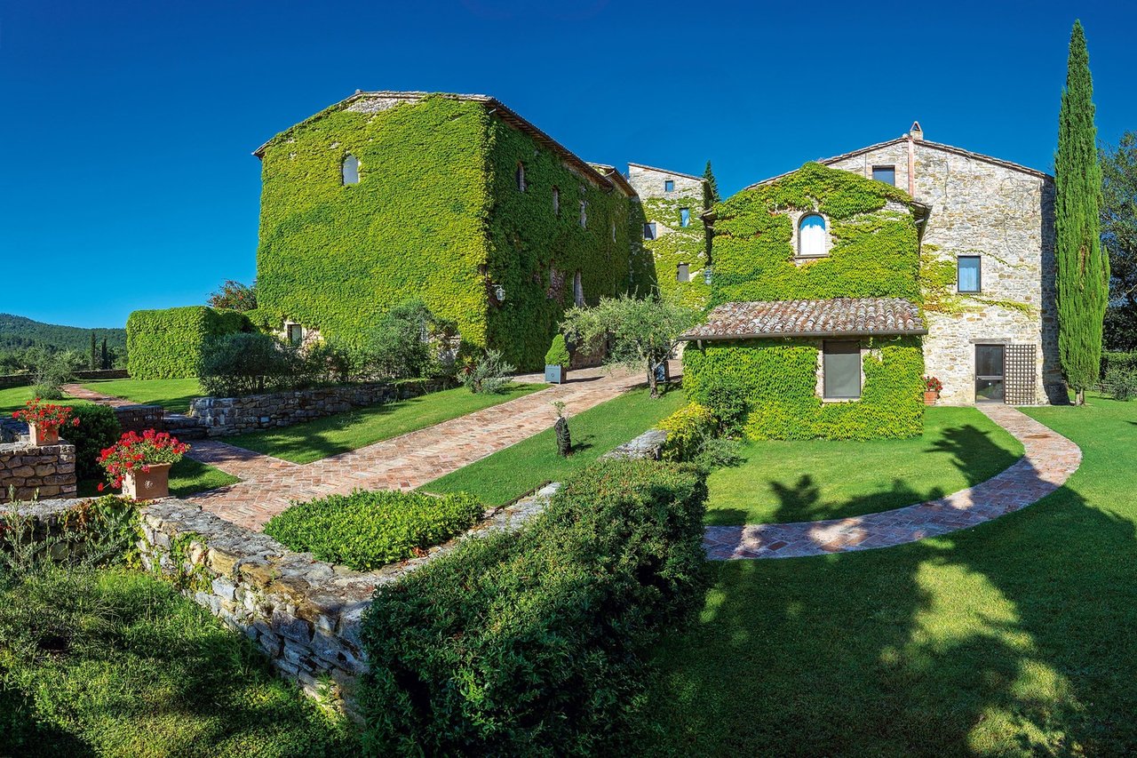 Wide Estate Composed of Houses and Amenities