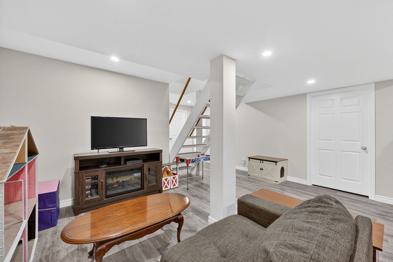 990 Anna Maria Ave