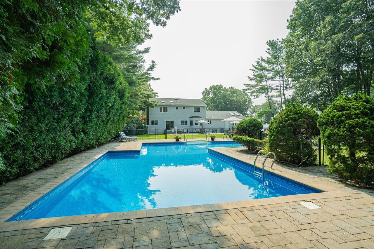 1 Stonehurst Ln