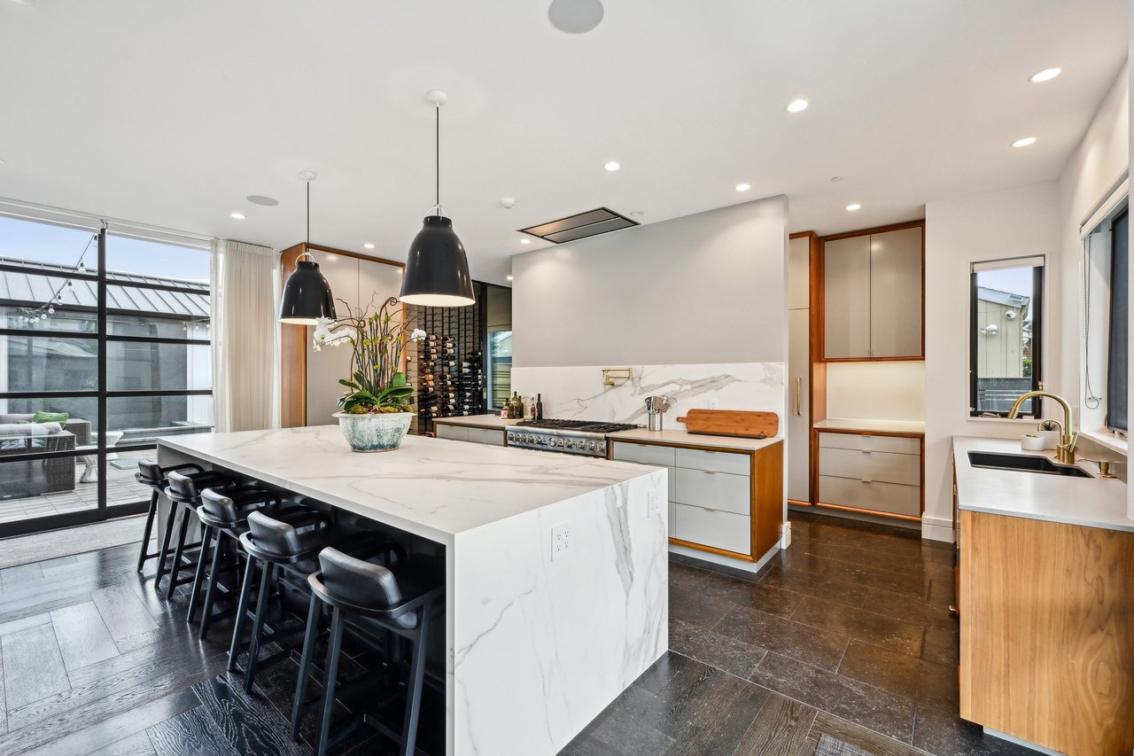 A Waterfront Masterpiece of Modern Luxury
