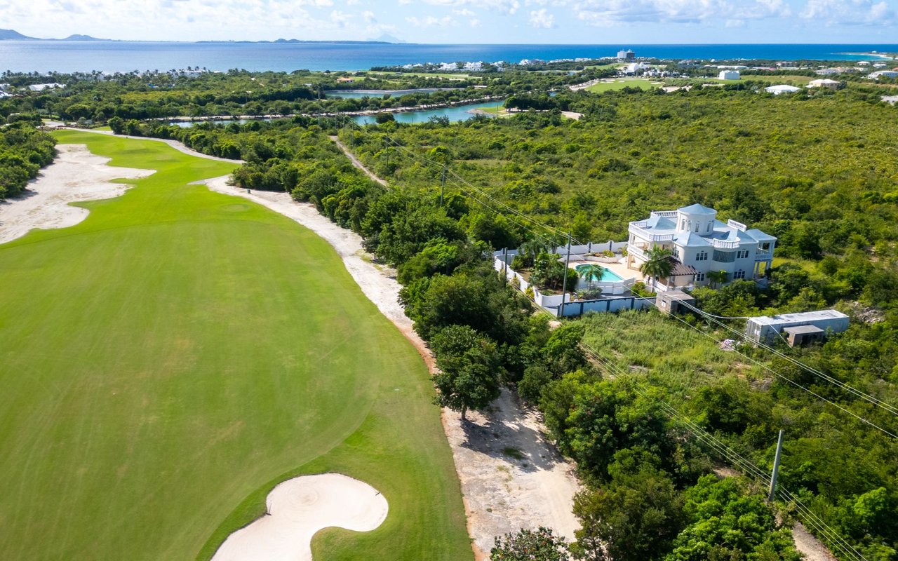 Resort Edge Villa / Les Sotto Voce