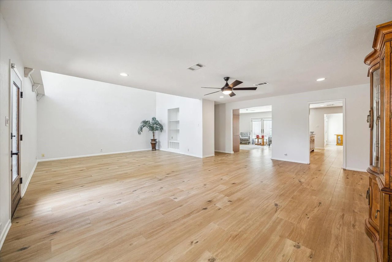 7601 Windswept Ln