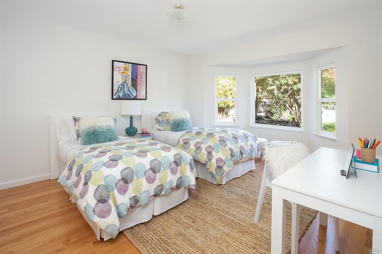 9 Crestwood Dr