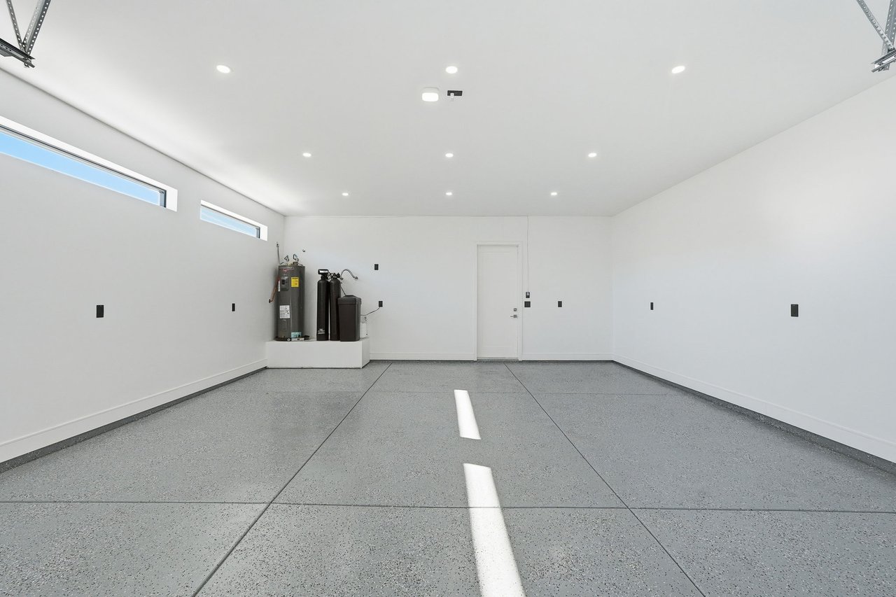 3106 N VALENCIA Lane