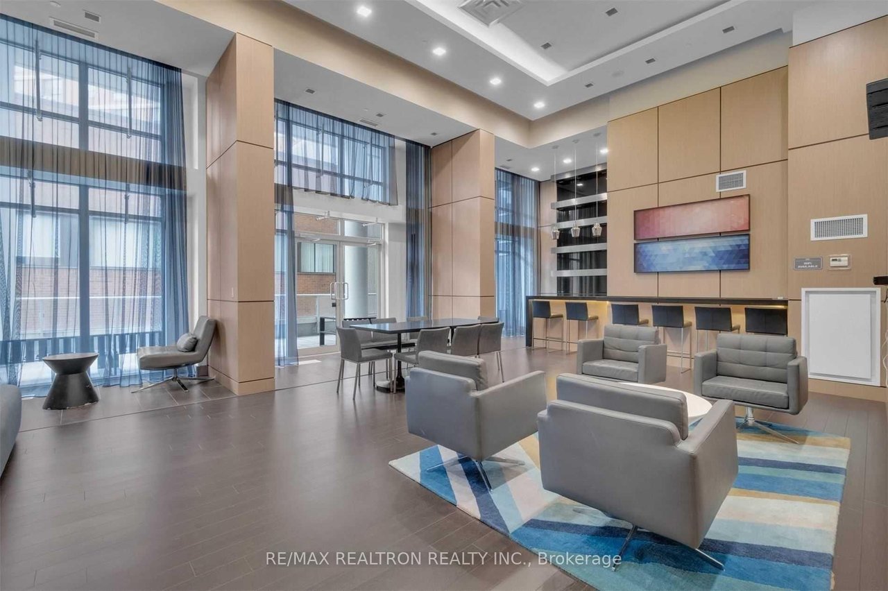 PENTHOUSE ON ENGLINGTON CROSSTOWN LRT