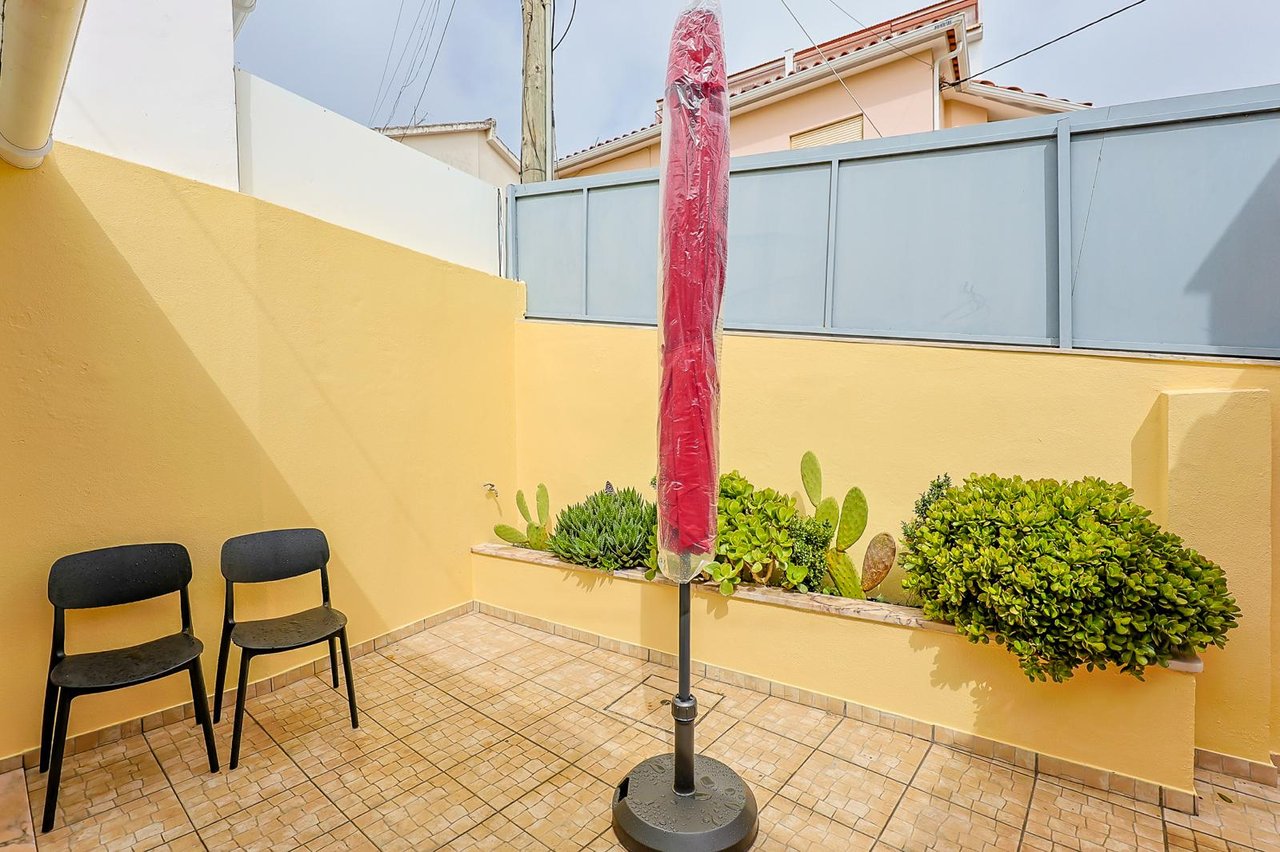 Charming 2-Bedroom Detached Home with Patio for Rent in Estoril