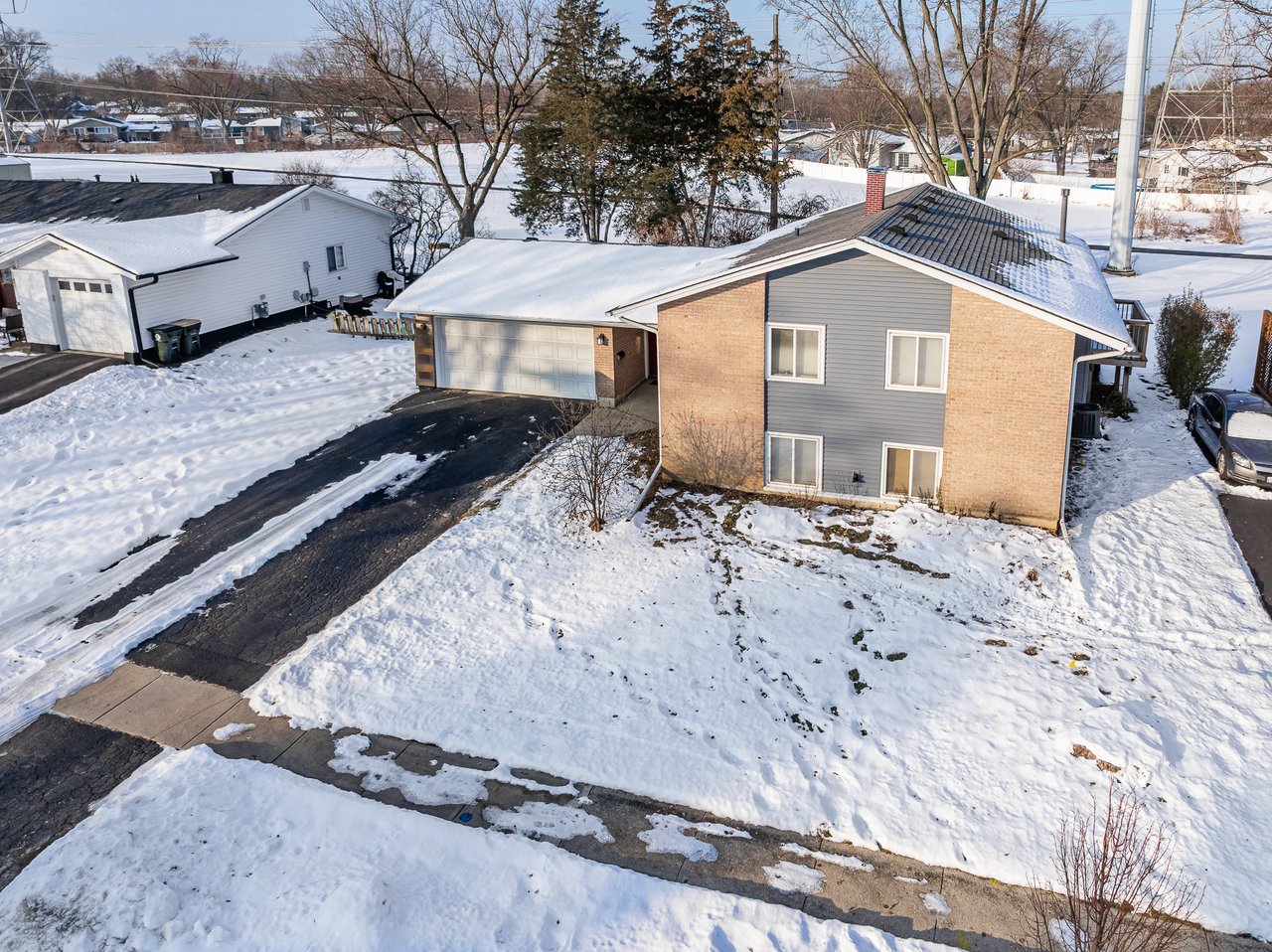 6308 MacArthur Dr, Woodridge