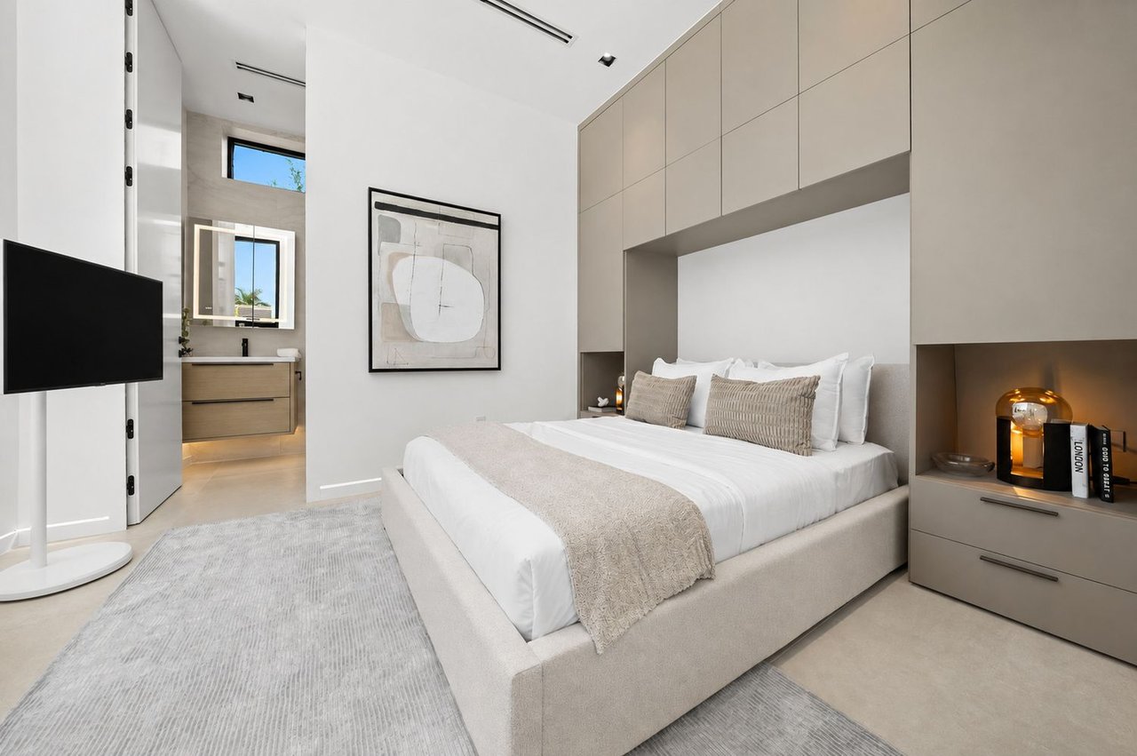 325 W 63rd St